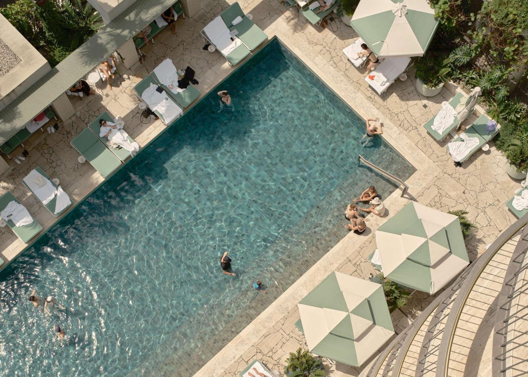 The Calile Hotel Brisbane Exteriör bild The pool at the hotel
